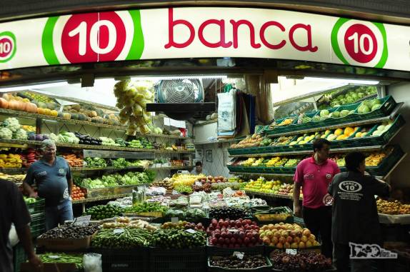 Uma das inúmeras bancas co Mercado Municipal de Porto Alegre, no Rio Grande do Sul